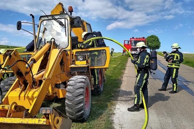 Wehr rckt zu Fahrzeugbrand aus