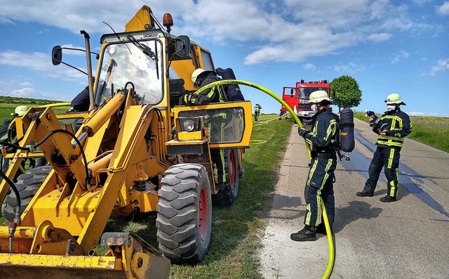 Die Feuerwehr hatte den Brand im Inneren eines Radladers schnell im Griff.  | Foto: Olaf Thor