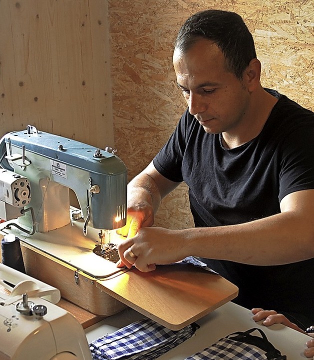 In Handarbeit entstehen in der Unterkunft Alltagsmasken.  | Foto: Privat