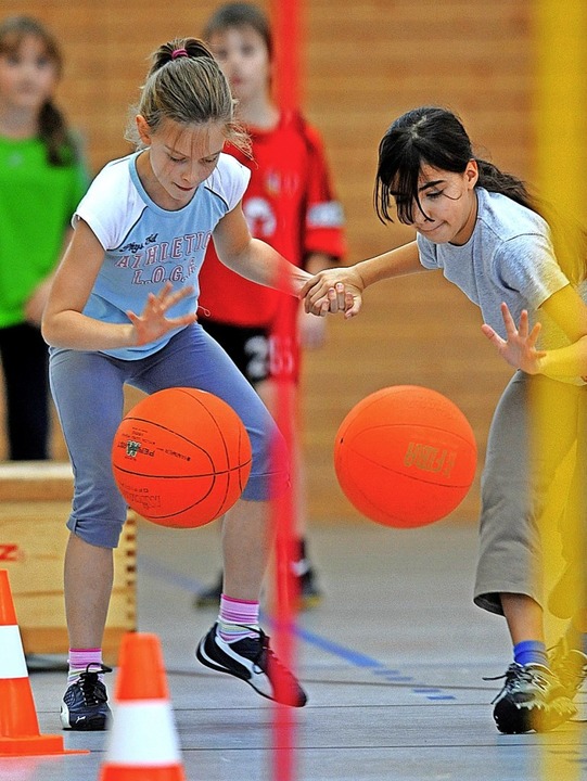 Beim Schul- und Vereinssport  wirkt ab...eines freiwilligen soziales Jahr mit.   | Foto: Z5533 Hendrik Schmidt