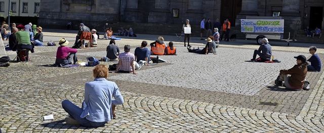 Zu einer stillen Protestaktion gegen d...lnehmer auf dem Domplatz eingefunden.   | Foto: Christiane Sahli