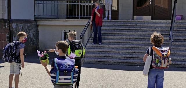 Viertklssler warten darauf, einzeln d... nicht mehr von innen gesehen hatten.   | Foto: Manfred Frietsch