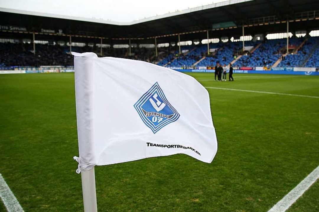 Der SV Waldhof Mannheim steht nach dem...ebenso wie Spitzenreiter MSV Duisburg.  | Foto: Michael Deines (dpa)
