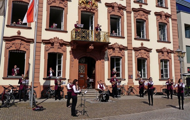 Mit viel Abstand &#8211; und groem Er...ie Stadtkapelle in und vor dem Rathaus  | Foto: Heidi Ast