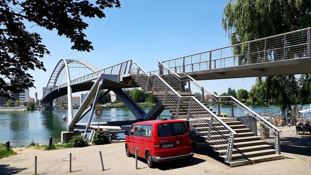 Die Absperrungen sind weg, doch Fugn...ler sieht man nur selten auf dem Steg.  | Foto: Hannes Lauber