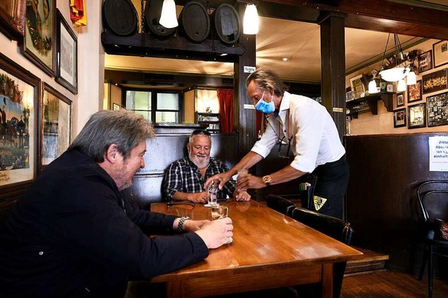 Prosten auf Distanz: der Stammtisch im Deutschen Haus in Freiburg  | Foto: Thomas Kunz