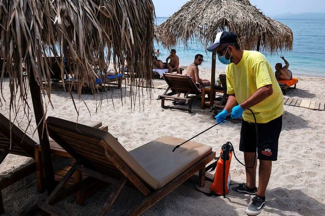 Vielerorts rsten sich  Reiseveranstal... am Strand von Alimos in Griechenland.  | Foto: Yorgos Karahalis (dpa)