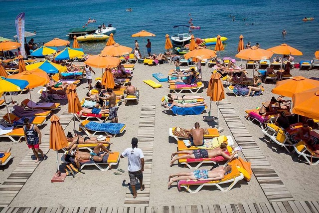 Strandurlauber am Mittelmeer.  | Foto: Santi Palacios (dpa)