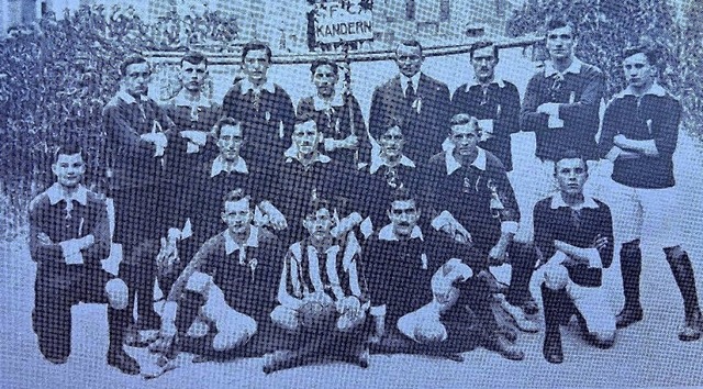 Die Mannschaft von 1922 mit (vorne)  H...er, August Lsch, unbekannter Spieler.  | Foto: zur Verfgung gestellt