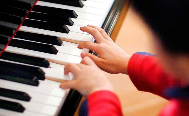 Die Klaviertasten mssen in den Musiks...n nach jedem Schler gereinigt werden.  | Foto: Michael Hanschke (dpa)