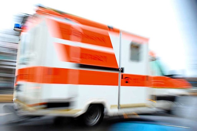 Der Rettungswagen brachte den Motorradfahrer ins Krankenhaus (Symbolbild)  | Foto: Andreas Gebert