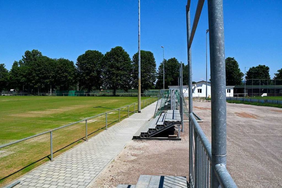 Links liegt der neue Platz, im Hintergrund das Vereinsheim des FVL.  | Foto: Bettina Schaller