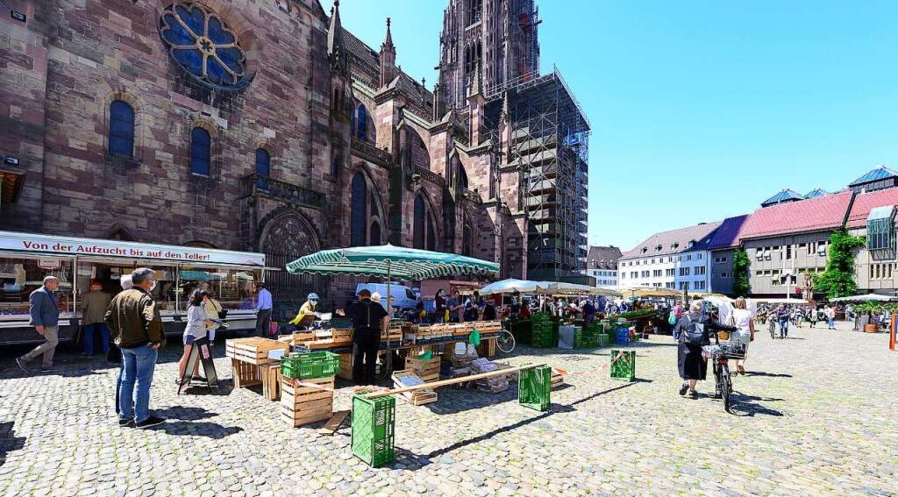 Auf dem Mnstermarkt werden die ntigen Abstnde mit Kisten markiert.  | Foto: Ingo Schneider