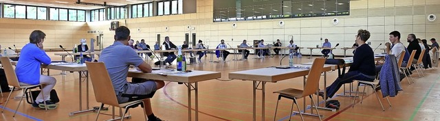 Abstand gewahrt: Zur ersten Sitzung na...ndorfer Gemeinderat in der Stadthalle.  | Foto: Juliane Khnemund