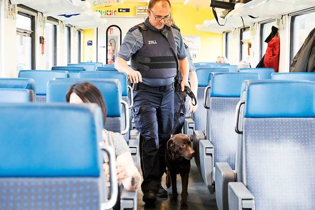 Ob mit Hund und im Zug oder mit wachem...en Zoll vor allem bei Kontrollen wahr.  | Foto: Hauptzollamt Lrrach