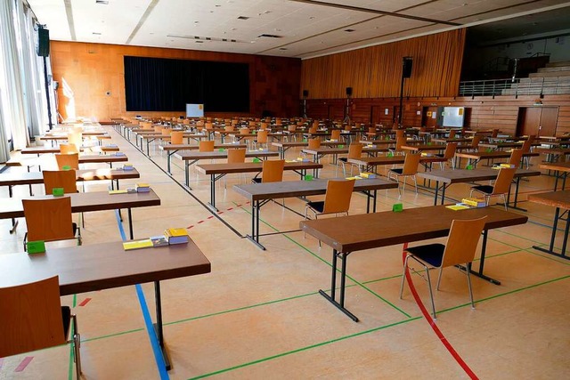 In der Stadthalle Waldkirch stehen 100... Geschwister-Scholl-Gymnasiums bereit.  | Foto: Sylvia Sredniawa