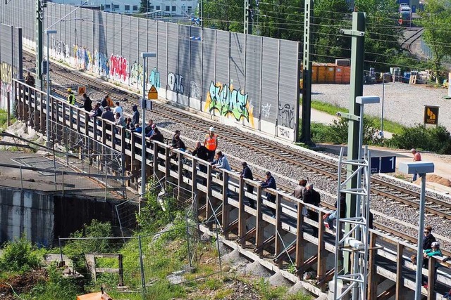Andrang auf dem Bahnsteig: Das Aushebe...i nicht immer auf den ntigen Abstand.  | Foto: Herbert Frey