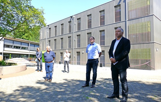 GHSE-Schulleiter Thomas Kruse (rechts)...rund das neue Gebude aus Holzmodulen.  | Foto: Marius Alexander