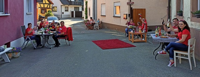 Dinner in red - das feierten in Knigs...tanz am Samstagabend im Kirchengraben.  | Foto: Privat