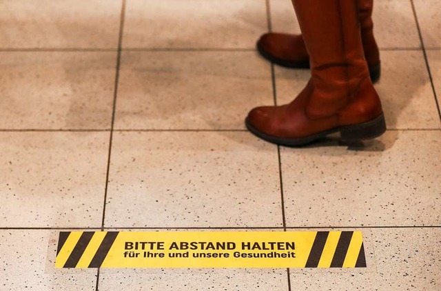 Einkaufen in Corona-Zeiten: Bitte immer auf Abstand gehen.   | Foto: Jan Woitas (dpa)