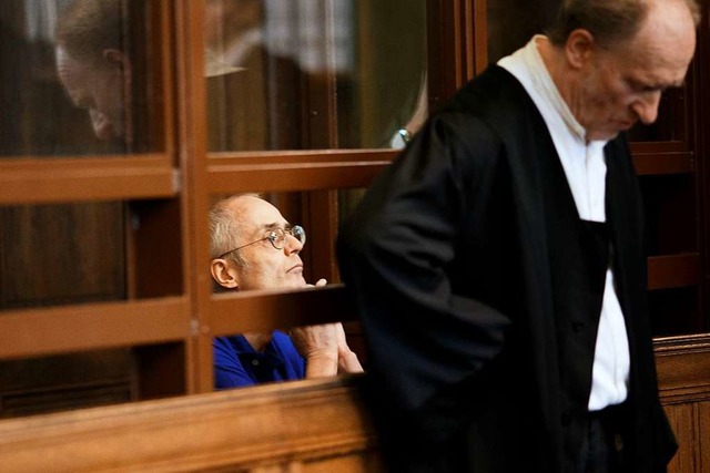 Der 57-jhrige Angeklagte sitzt hinter seinem Verteidiger.  | Foto: Carsten Koall (dpa)