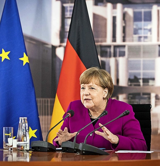 Kanzlerin Merkel im Dialog mit Emmanuel Macron  | Foto: SANDRA STEINS (AFP)