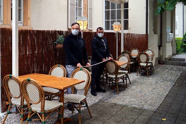Mit Zollstock bereiteten  die Betreibe...e Wiedererffnung des Restaurants vor.  | Foto: Silke Hartenstein