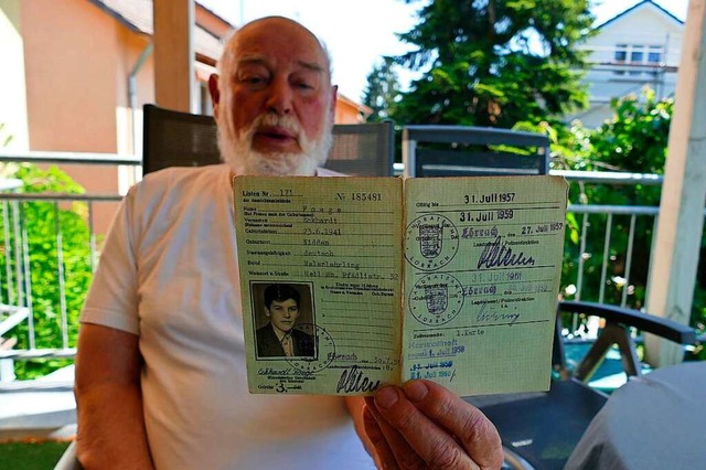 Eckhard Foege mit seiner alten Grenzkarte  | Foto: Ulrich Senf
