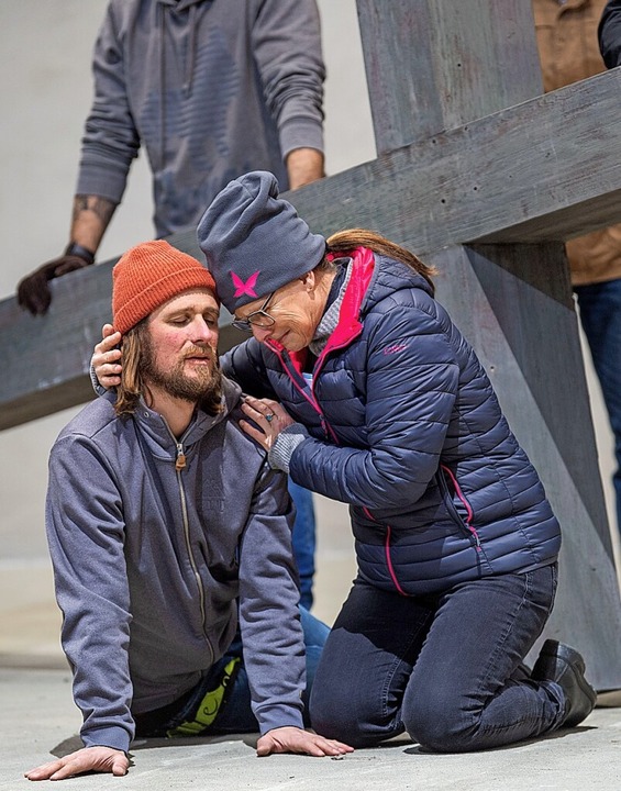 Frederik Mayet, in der Rolle des Jesus...einer Probe Anfang Mrz auf der Bhne.  | Foto: Lino Mirgeler