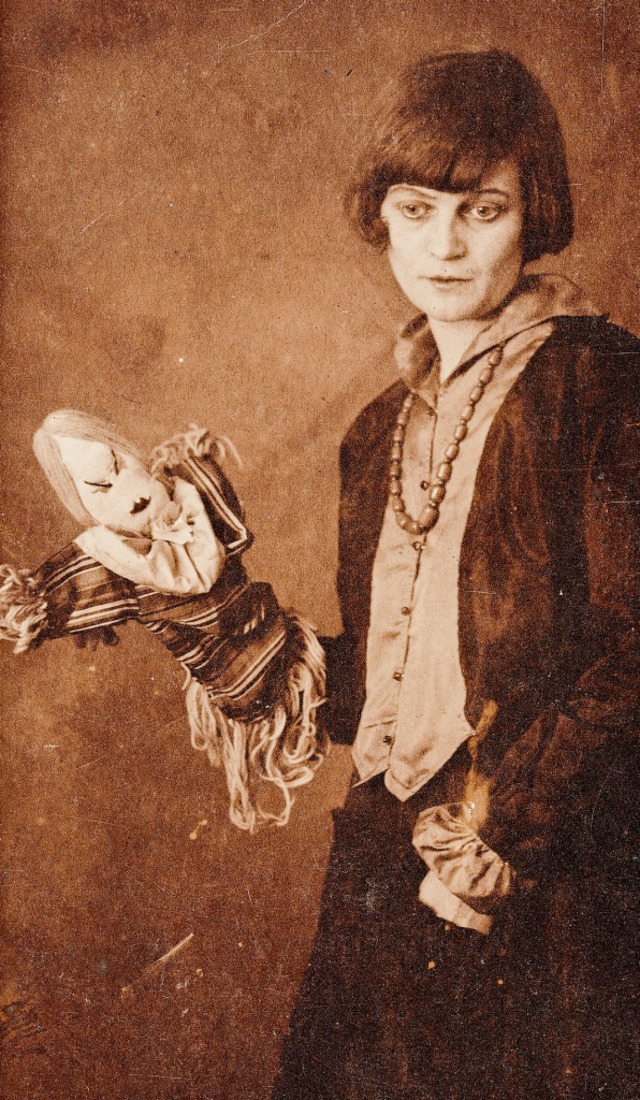 Emmy Hennings mit Dada-Puppe, Zrich 1916  | Foto: Schweizerisches Literaturarchiv