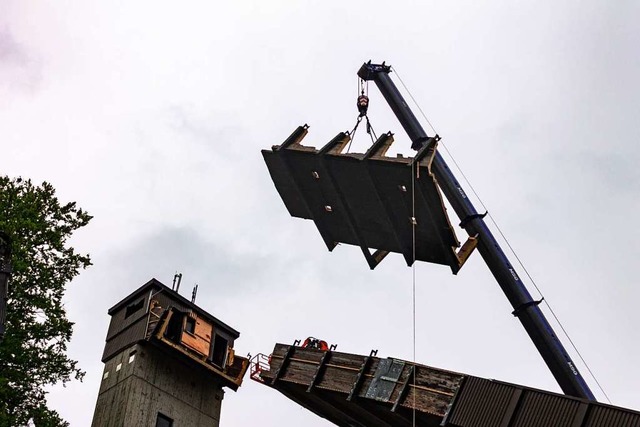 Ein zehn Tonnen schweres Teilstck des...t mehr als  20 Meter hoch in der Luft.  | Foto: Michael Lais
