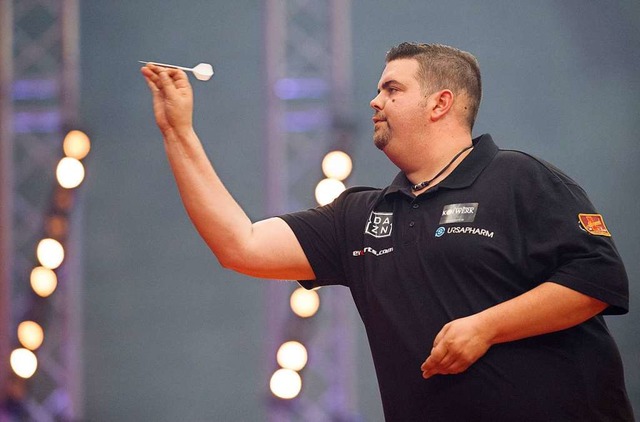 Der deutsche Dartspieler Gabriel Cleme...in der Arena auf Schalke. (Archivbild)  | Foto: Friso Gentsch (dpa)