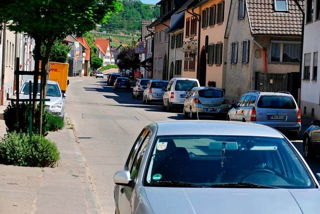 Viele Straen, wie hier die Hauptstrae, sind  in Btzingen sind zugeparkt.  | Foto: Manfred Frietsch