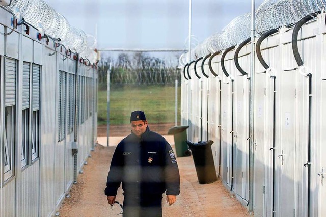 Ein ungarischer Polizist patrouilliert...Asylsuchende an der Grenze zu Serbien.  | Foto: Sandor Ujvari (dpa)