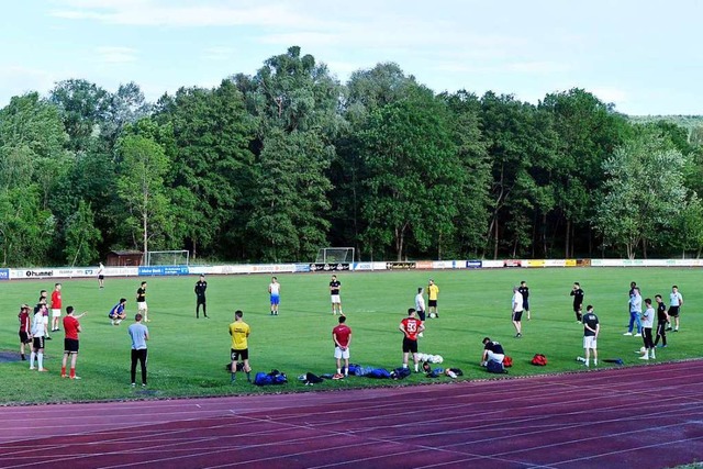 Endlich mal wieder in der Gruppe auf d...en Worten von Trainer und Vorstand zu.  | Foto: Wolfgang Knstle