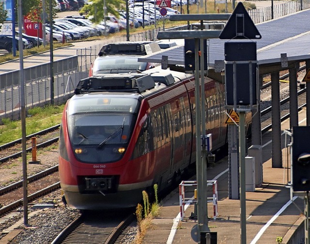 Ein IRE verlsst den Bahnhof Waldshut.  | Foto: Maximilian Halter