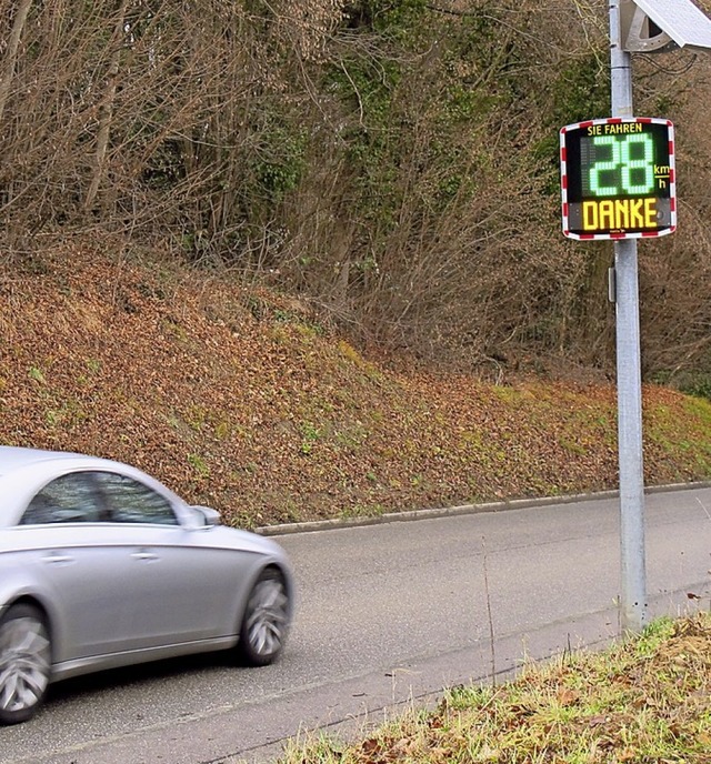 Eine Geschwindigkeits-Warntafel &#8211...de der Brgermeister gerne anschaffen.  | Foto: Jutta Schtz