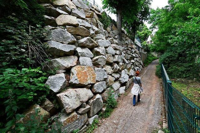 Angeblich einsturzgefährdete Felsmauer steht bald 2 Jahre – Fußweg bleibt gesperrt