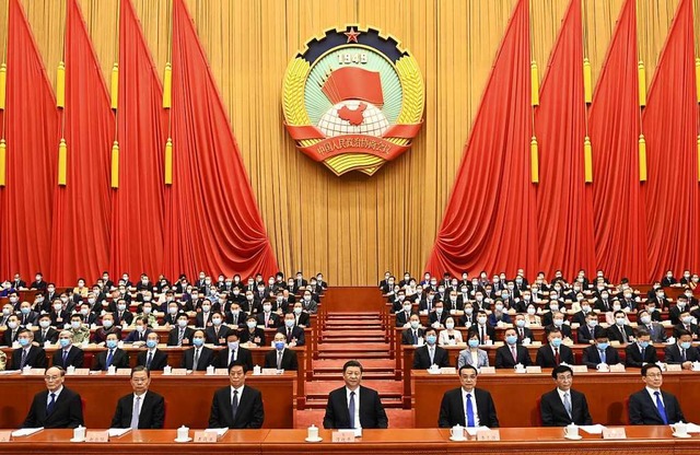 Chinas Prsident Xi Jinping (Mitte) un...le Volkskongress ist Chinas Parlament.  | Foto: Li Xueren (dpa)