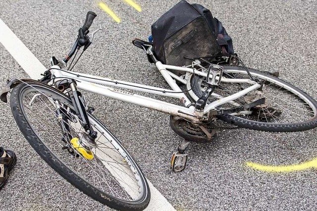 Der Radfahrer trug keinen Helm und zog...were Kopfverletzungen zu (Symbolbild).  | Foto: Daniel Bockwoldt
