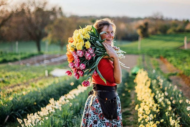 Grtnerin Malin Lth auf einem Blumenfeld.  | Foto: Marcia Friese