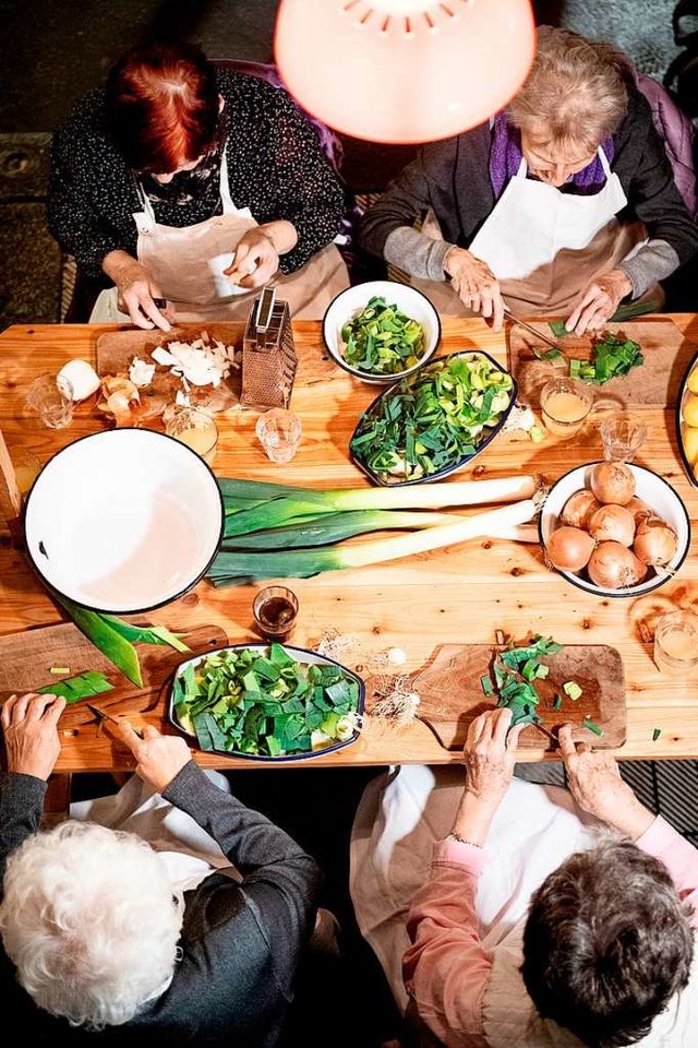 Gemeinsam kochen, gemeinsam leben: ltere Menschen in einer WG (Symbolbild).  | Foto: Zacharie Scheurer