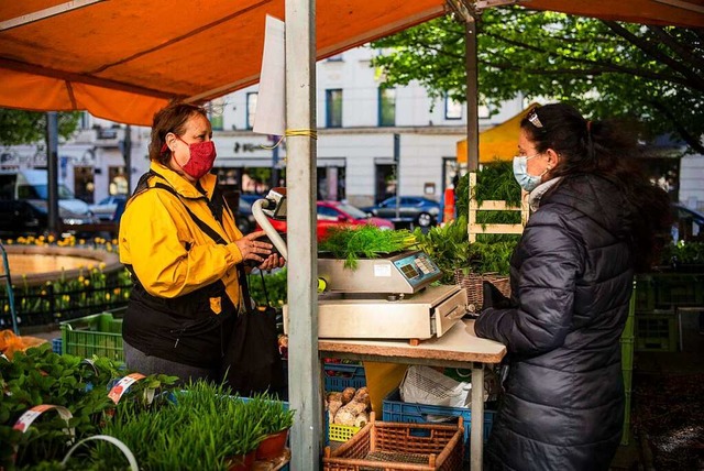 Auf diesem Markt in Prag werden Masken getragen.  | Foto: MICHAL CIZEK (AFP)