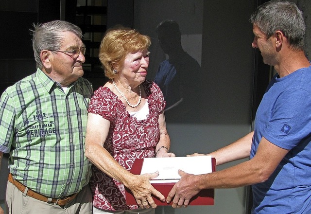 Bauhofleiter Martin Steiger berbracht... und Elisabeth Steible die  Prsente.   | Foto: Manfred Lange