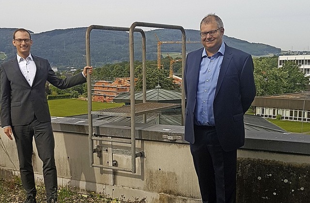 Auf der Dachterrasse der Aqualon-Therm...rten (links) und das ehemalige Spital.  | Foto: Axel Kremp