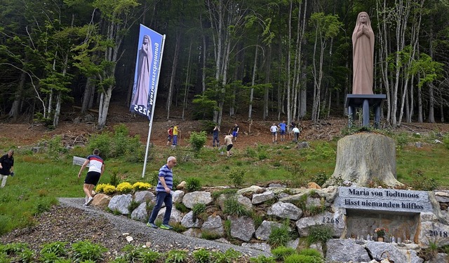 Zahlreiche Mitglieder des Sportvereins...s um die Marienstatue krftig Hand an.  | Foto: Christiane Sahli