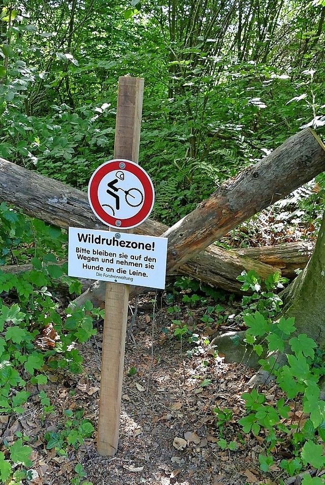 Mit Barrikaden und Hinweisschildern is...Mountainbikestrecke abgesperrt worden.  | Foto: Ulrich Senf