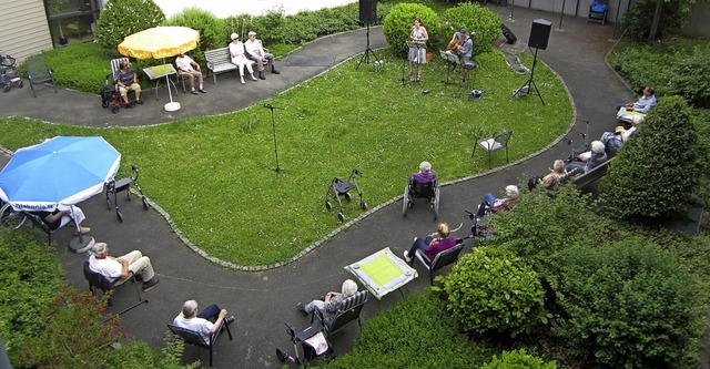 <BZ-FotoAnlauf>Seniorenwohnanlage:</BZ... Musikalische berraschung im Innenhof  | Foto: Heika Drflinger