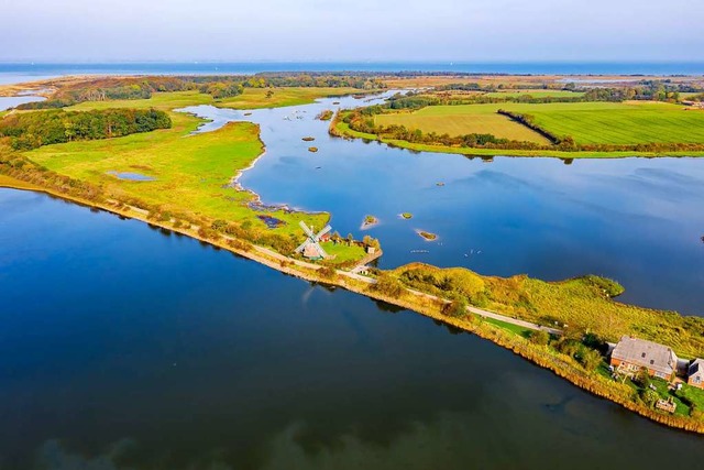 Ruhe und Idylle am Wasser genieen: M...Birk an der Kste Schleswig-Holsteins.  | Foto: Yorbiter Luftaufnahmen (dpa)