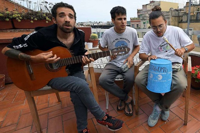 Erfolg dank Corona: Die katalanische B...Texten lieber nicht so genau hinhren.  | Foto: LLUIS GENE (AFP)